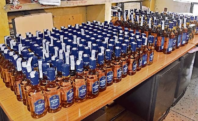 पटना : होटल में एक कमरे को बना दिया गया था बार ग्राहकों की डिमांड पर परोसी जाती थी शराब