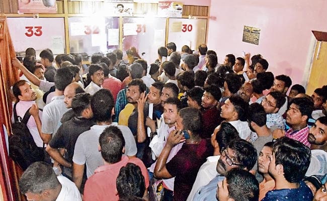 डीटीओ लाइव : लाइसेंस बनवाने के लिए पहुंच रहे लोग, कह रहे- सर प्राण निकल जायेगा, जल्दी-जल्दी कीजिए, घंटों से लाइन में हैं