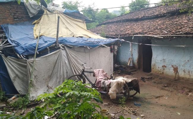 Jharkhand : इलाज के लिए चरवा उरांव ने अपनी तीन दिन की बच्ची को 10 हजार रुपये में बेचा Jharkhand : इलाज के लिए चरवा उरांव ने अपनी तीन दिन की बच्ची को 10 हजार रुपये में बेचा