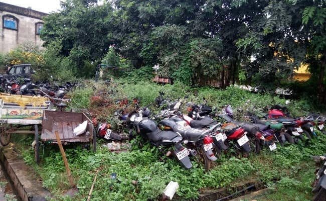 गुमला में सड़ रही है करोड़ों रुपये की सरकारी गाड़ियां