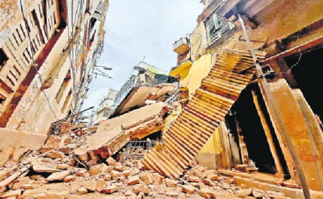 बहूबाजार में गिरा एक और मकान