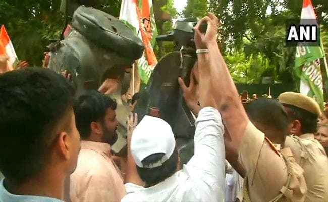 नये मोटर वाहन एक्ट के खिलाफ दिखने लगा आक्रोश, यूथ कांग्रेस का गडकरी के आवास पर प्रदर्शन