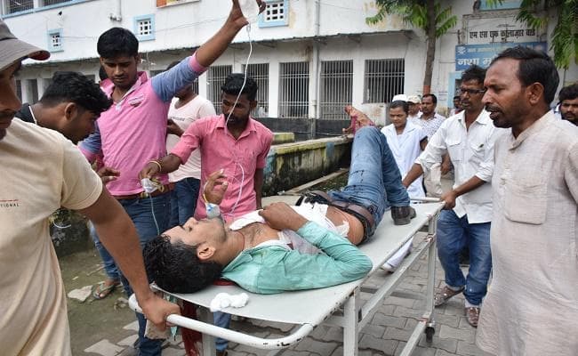 बैंककर्मी को गोली मार कर 4 लाख रुपये व बाइक की लूट, कैमरे में कैद हुई वारदात