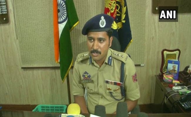 जम्मू-कश्मीर: ट्रक से AK-56 और AK-47 सहित भारी मात्रा में हथियार बरामद, तीन आतंकी गिरफ्तार