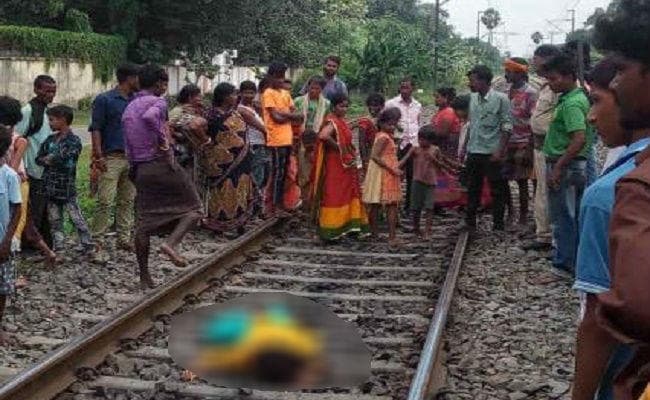 झारखंड पुलिस के दो जवान ने चलती ट्रेन के आगे लगायी छलांग, महिला आरक्षी की मौत