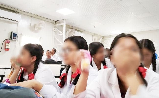 गवर्नमेंट मेडिकल कॉलेज में रैगिंग! छात्रों के सिर मुंड़वा कर व छात्राओं के दो चोटी में कॉलेज आने का फरमान