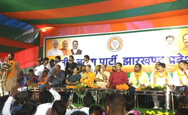 पलामू के पूर्व सांसद मनोज भुइयां, चतरा के जनार्दन पासवान हजारों समर्थकों के साथ भाजपा में शामिल