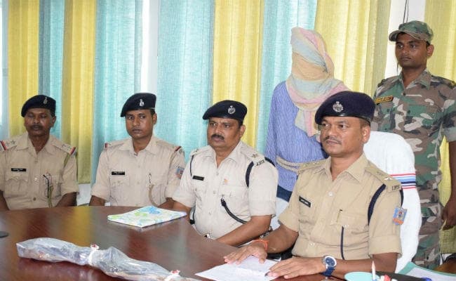 पलामू : राइफल के साथ पीएलएफआइ का एरिया कमांडर मुकेश यादव उर्फ तूफान जी गिरफ्तार