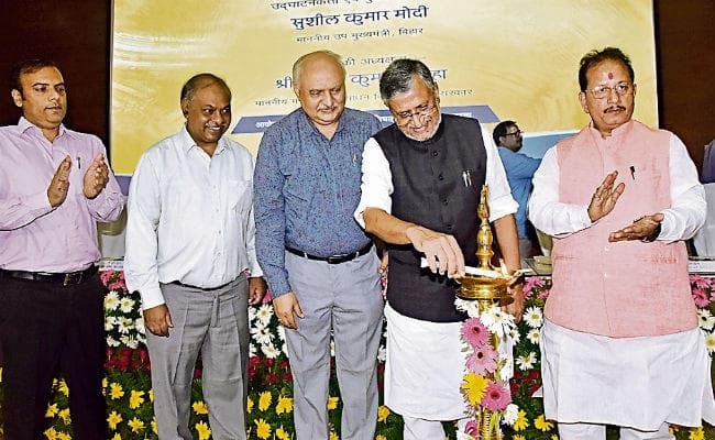 पटना : जिसके हाथ में हुनर होगा, वह कभी भूखा नहीं रह सकता : सुशील मोदी