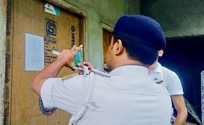 विधायक अरुण के आवास पर चिपका इश्तेहार