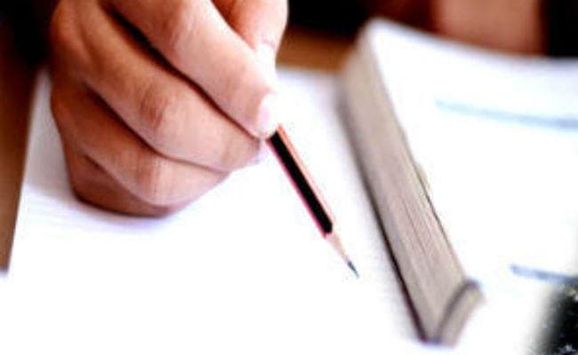 एक्सक्लूसिव: पिता ने बनाया प्रश्न-पत्र , बेटा बना विश्वविद्यालय टॉपर, जानें पूरा मामला