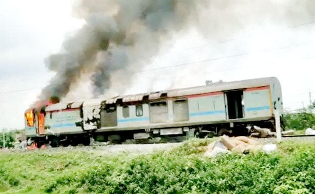 दिल्ली जा रही ब्रह्मपुत्र मेल की जेनरेटर बोगी में लगी आग, बोगी अलग कर ट्रेन को रवाना किया गया