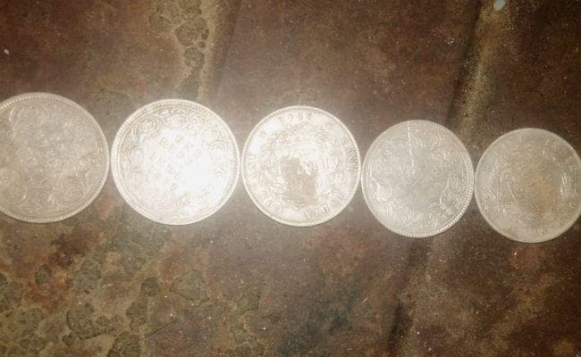 जब गांव के खेत जोतने के दौरान मिलने लगे ब्रिटिश कालीन चांदी के सिक्के, फिर…