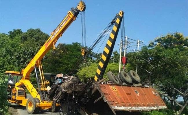 Jharkhand : हजारीबाग में खाई में गिरा लोहा लदा ट्रक, चालक की मौत