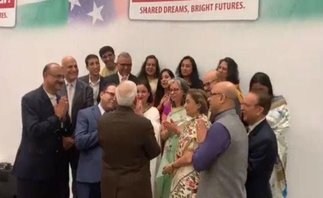 HowdyModi : पीएम मोदी से मिले कश्मीरी पंडित, अनुच्छेद 370 हटाने की तारीफ की