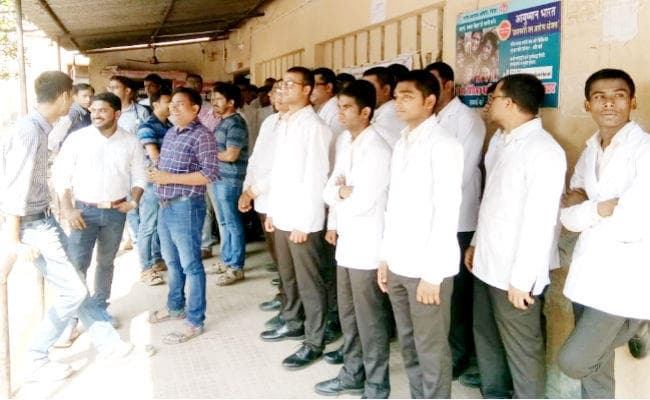 मांगों को लेकर सोमवार सुबह आठ बजे से बेमियादी हड़ताल पर गये दरभंगा मेडिकल कॉलेज के पीजी छात्र