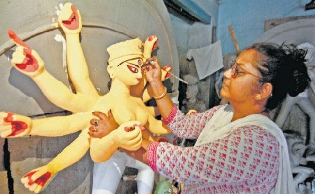 महिलाओं के हुनर से भी निखर रही मां की मूरत