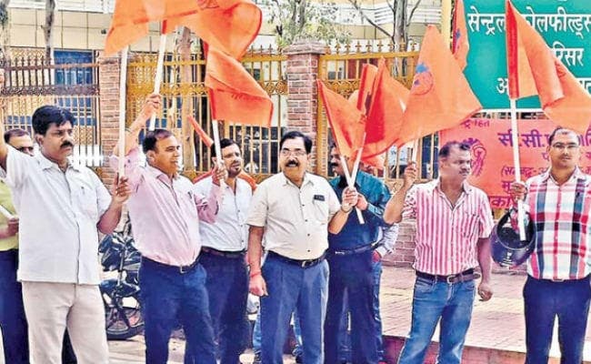 सीसीएल में हड़ताल का मिला-जुला असर, झड़प भी हुई