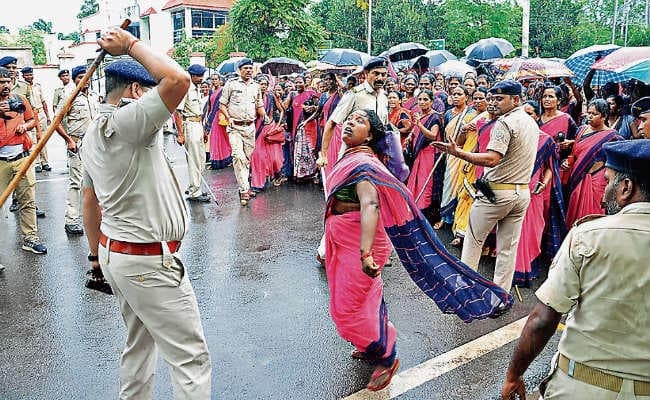 सीएम आवास घेरने निकली आंगनबाड़ी सेविकाओं पर चली लाठी, कई हुईं घायल