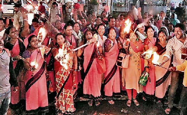 रांची : आंगनबाड़ी कर्मियों ने मशाल जुलूस निकाला, कई संगठन साथ आये