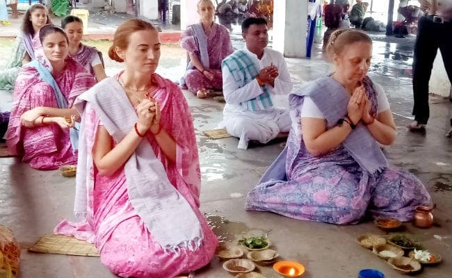 ”गया जी” पहुंच कर पितृमुक्ति के लिए रूसी महिला पिंडदानियों ने पिंडदान कर किया तर्पण