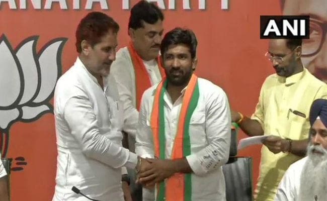 पूर्व हॉकी कप्तान संदीप सिंह और पहलवान योगेश्वर दत्त भाजपा में शामिल