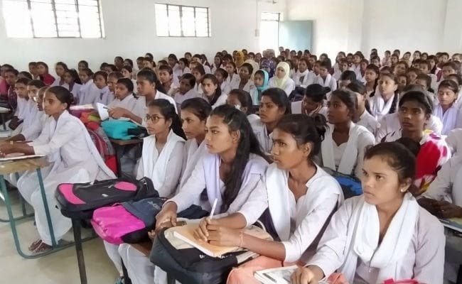 महिला कॉलेज में करियर काउंसलिंग कैंप, अधिकारी ने कहा- रुचि को कौशल में तब्दील करें