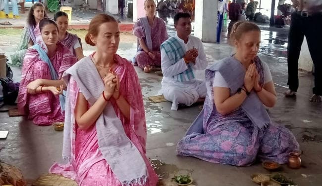 ''गया जी'' पहुंची रूसी महिलाएं, श्रद्धा के साथ किया पितरों का पिंडदान, देखें तस्वीर