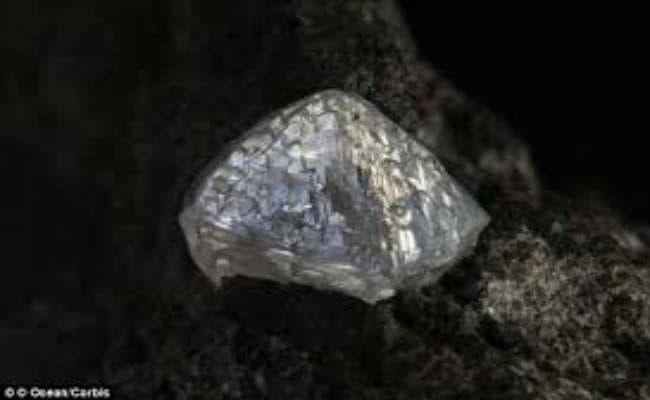 ज्वालामुखी वाले इलाके में मिले हीरे को देखकर चौंक गये वैज्ञानिक, हीरे के अंदर था नया धातु