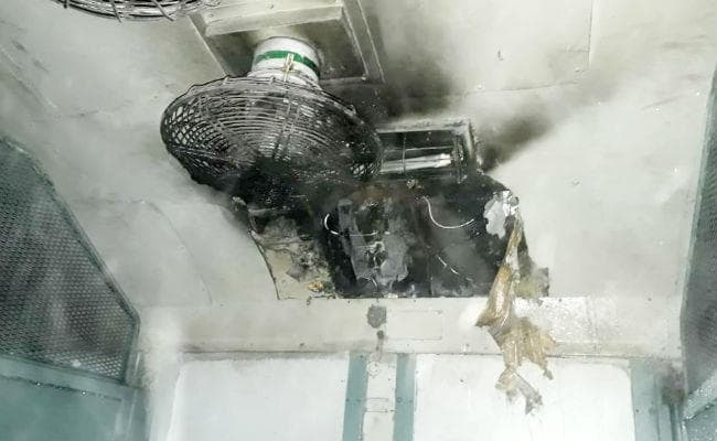 भागलपुर : राजेंद्र नगर टर्मिनल से बांका जा रही इंटरसिटी में लगी आग, मची अफरातफरी