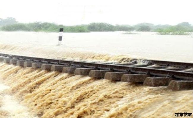 बिहार में भारी बारिश ने लगाया ट्रेन परिचालन पर ब्रेक, ...जानें कब-कब कौन-कौन ट्रेन रहेगी निरस्त