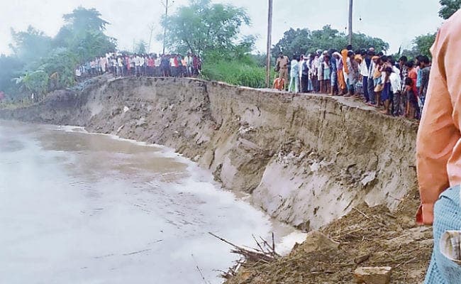 तटबंध के कटाव से बाढ़ का खतरा गांवों को खाली कराने का निर्देश