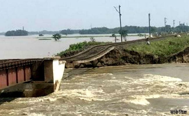 पुल के पास की जमीन धंसने से समस्तीपुर-दरभंगा रेल परिचालन बंद, गया-कोडरमा रेलखंड पर गिरा चट्टान