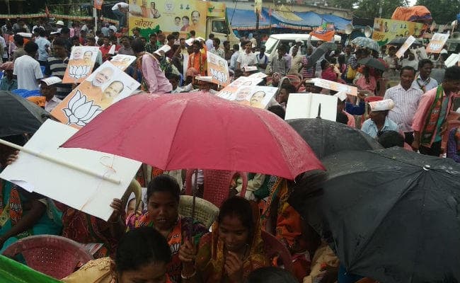 भाजपा के कार्यक्रम स्थल के पास गिरा ठनका बाल-बाल बचे केंद्रीय मंत्री अर्जुन मुंडा