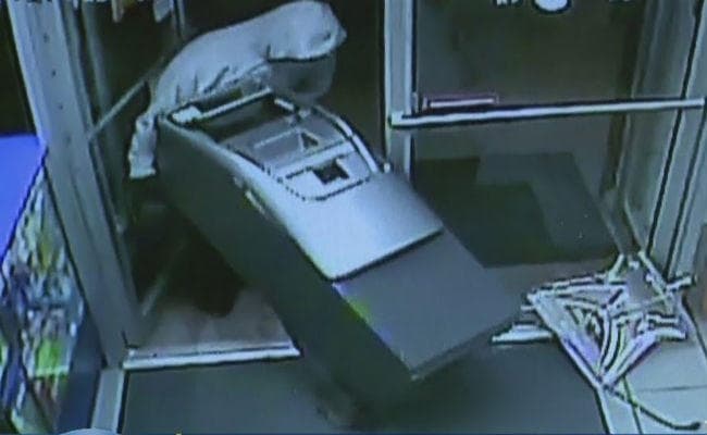 29 लाख रुपयों से भरा SBI का एटीएम उखाड़ कर ले गये बदमाश