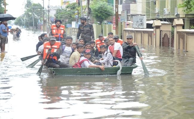 बारिश से पटना बेहाल, पानी से भरे मकानों से कई परिवारों को नावों के सहारे सुरक्षित कैंप में पहुंचाया गया