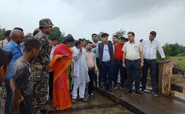 भारी बारिश से गिरे कई घर, डीसी ने लिया जायजा- लोगों को शेल्टर होम में रखने का दिया निर्देश