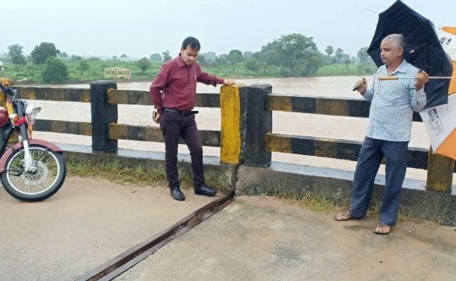 सतगावां में करोड़ों का पुल एक बार फिर धंसा, बीडीओ ने लिया जायजा, भारी वाहनों का आवागमन रोका