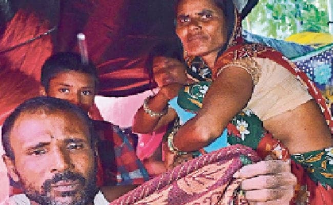 शिविर में दुख झेल रहे लोग, एक ही चादर थी वह भी भीग गयी, आग में सुखाया, बच्चे को ओढ़ाया