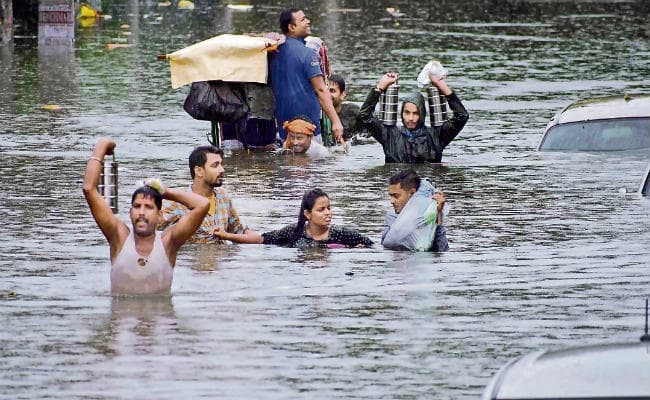 बारिश से बेहाल बिहार: टूट रहे रिकार्ड, अबतक 29 की मौत, ट्रेनों पर ब्रेक, लोग कह रहे-भगवान अब बस भी करो