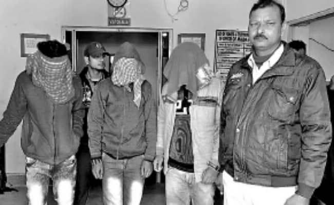 हथियार के बल पर महिला पुलिसकर्मी से की छिनताई