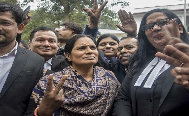 कोर्ट के फैसले से खुश निर्भया के माता-पिता बोले – ”मेरी बेटी को मिल गया न्याय”