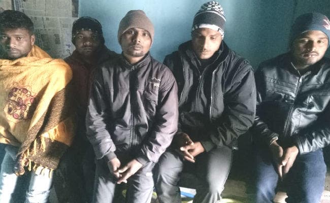 देवघर : 5 शातिर साइबर अपराधी गिरफ्तार, चोरी के पैसे से महल जैसा बनाया घर