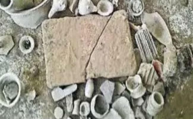 बिहार में हजारों वर्ष पुरानी सभ्यता के मिले अवशेष, हाथ लगा आयताकार तांबे का सिक्का जो...