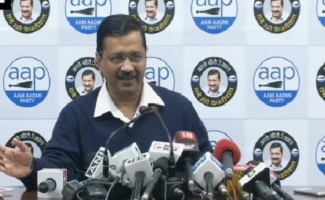 केजरीवाल ने गिनायी एमसीडी की कमियां और दिल्ली सरकार की उपलब्धियां