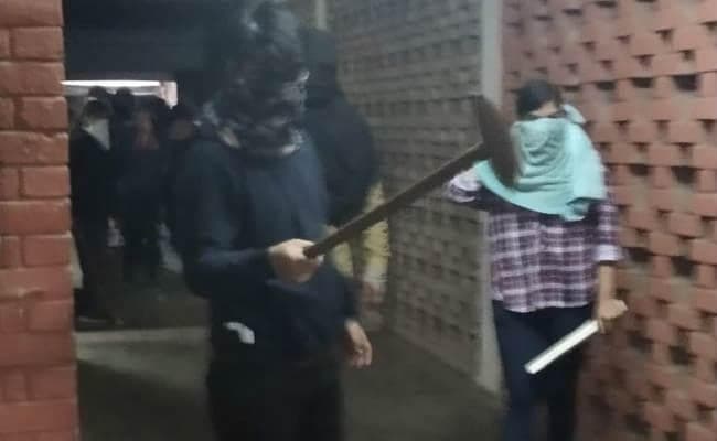 JNU हिंसा के बारे में दिल्ली पुलिस प्रेस कॉन्फ्रेंस में दे रही है जानकारी, हिंसा करने वालों की पहचान हुई