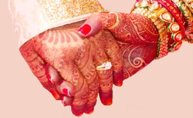 युवक ने ट्रांसजेंडर से मंदिर में की शादी, अब पहचानने से किया इनकार तो...