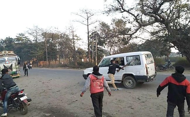 डोमचांच में वाहन जांच कर रही टीम पर पथराव, स्टोन चिप्स लदे वाहनों को जब्त करने पर भड़के लोग