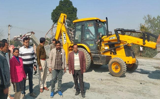 रामगढ़ : दुलमी के चार अवैध क्रशर पर चला प्रशासन का बुलडोजर, पत्थर माफिया में हड़कंप