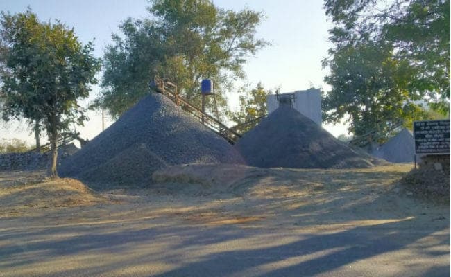 कोडरमा पथराव मामला : पार्षद समेत 10 नामजद, एक गिरफ्तार, बंद रहे क्रशर